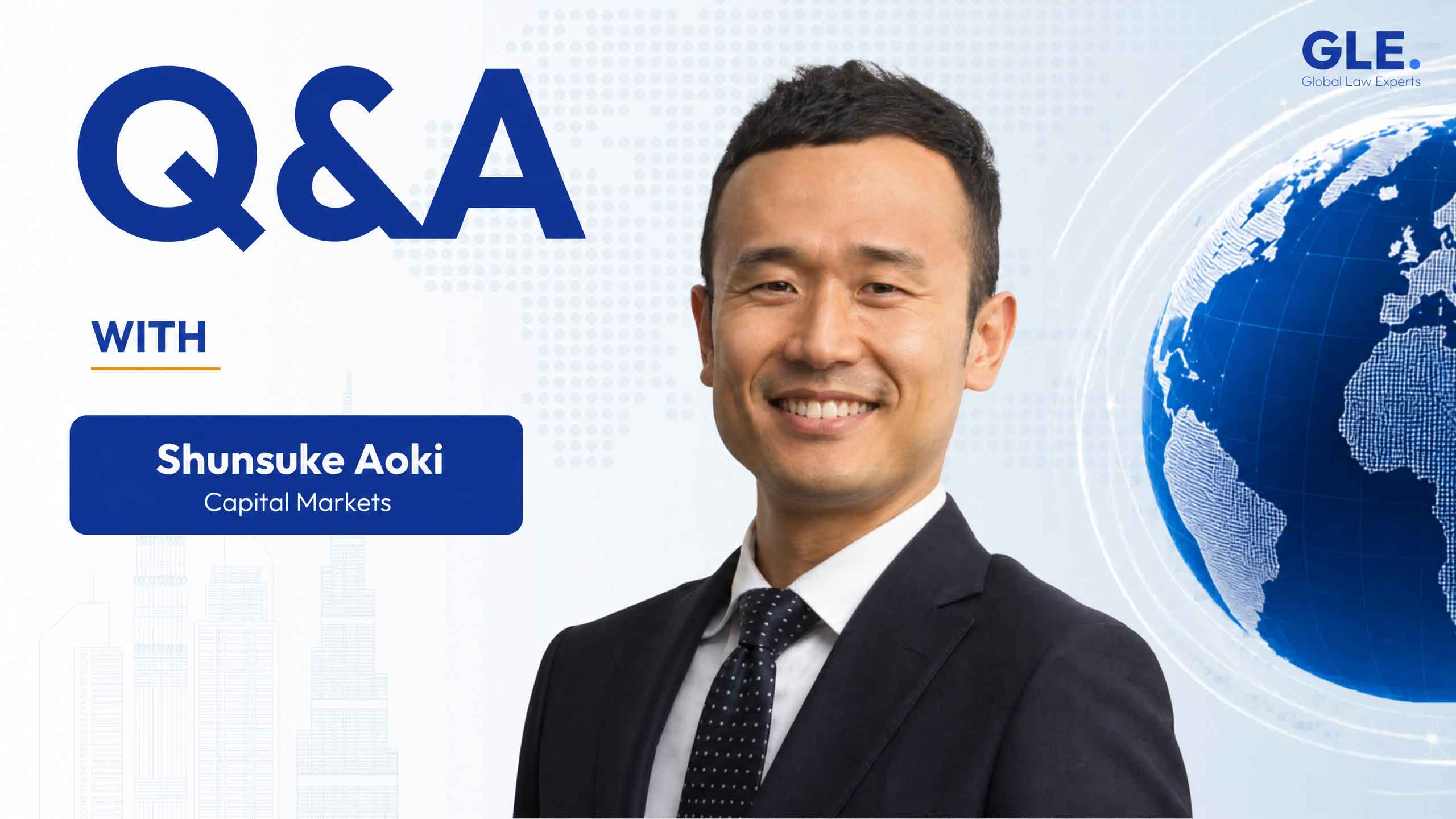 Expert in capital markets smiling, posed against a background featuring a globe and visual elements related to finance.